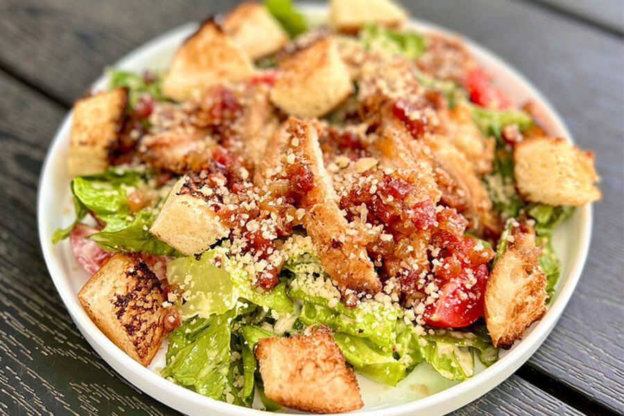 СалатVilena’s bacon Caesar від Vilenas